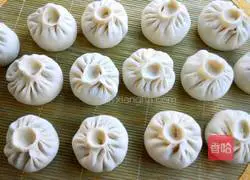 Illustration of how to make egg, fennel and steamed buns 17