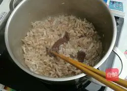 Illustration of how to make steamed buns with sauced meat and chives 5