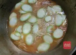 Illustration of how to make loofah and prawn noodles 6