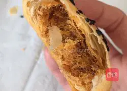 Illustration of how to make rose meat floss cake 11