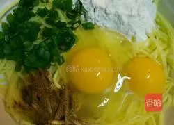 Illustration of how to make shredded potato and egg pancakes 3