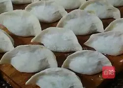 Illustration of how to make leek, egg and shrimp dumplings 11