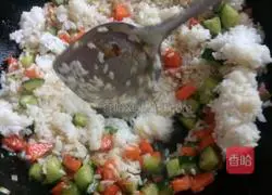 Illustration of how to make ham, vegetable and egg fried rice 9