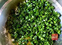 Illustration of how to make chive egg pancake 3