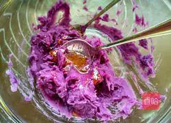 Illustration of how to make osmanthus sugar whole wheat purple sweet potato cake 3