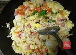 Illustration of how to make egg fried rice 10