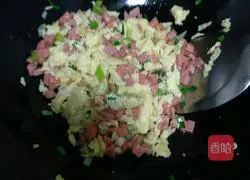 Illustration of how to make egg, sausage and egg fried rice 7