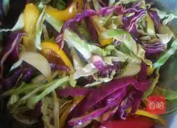 Illustration of how to make two-color pepper and cabbage rolls 3