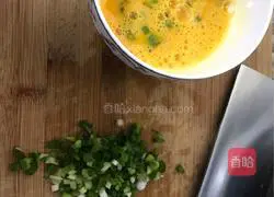 Illustration of how to make shrimp and egg fried rice 1