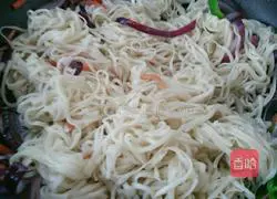 Illustration of how to make bacon and egg fried noodles 9