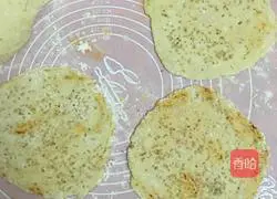 Illustration of how to make bean dregs and five-spice pancakes 9