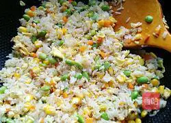 Illustration of how to make egg fried rice 8