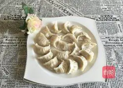 Illustration of how to make dumplings stuffed with pork and cabbage 22