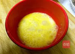 Illustration of how to make leek, egg and shrimp dumpling filling 3