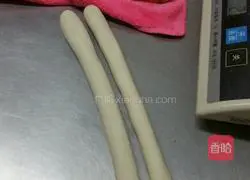 Illustration of how to make rolled steamed buns 2