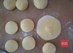 Illustration of how to make pumpkin and leek vegetarian buns 9