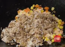 Illustration of how to make shrimp and egg fried rice 7