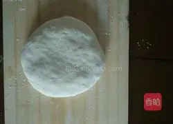 Illustration of how to make leek and egg pie 6