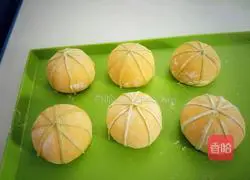 Illustration of how to make pumpkin steamed buns 10