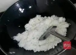 Illustration of how to make chili powder and egg fried rice 10