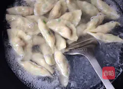 Illustration of how to make mushroom and pork dumplings 10