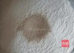 Illustration of how to make pumpkin puree and black sesame steamed buns 6