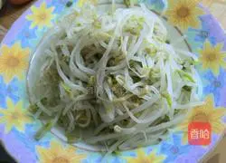 Illustration of how to make braised bean sprouts and shredded pork cakes 6