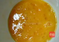 Illustration of how to make colorful egg fried rice 1