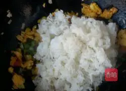 Illustration of how to make fried rice with fruits, vegetables and eggs 4