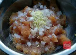 Illustration of how to make chicken and coriander dumplings 10