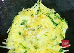 Illustration of how to make lettuce and potato shredded cake 3