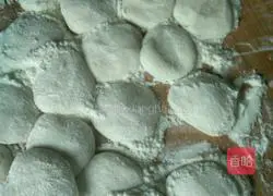 Illustration of how to make mutton and pickled cabbage dumplings 3