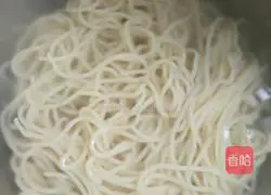 Illustration of how to make fried noodles with green and red pepper 4