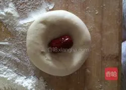 Illustration of how to make steamed buns with wine grains and red dates 11