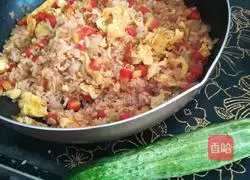 Illustration of how to make spicy egg fried rice 9