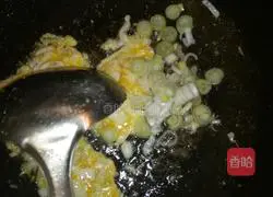 How to make colorful egg fried rice Illustration 5