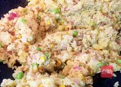 Illustration of how to make curry chicken fried rice 9