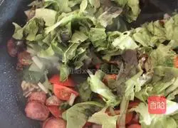 Illustration of how to make sausage and vegetable fried rice 4