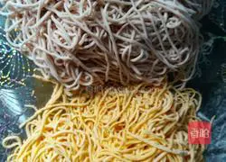 The chef machine is used to make noodles.Illustration of how to do it 8