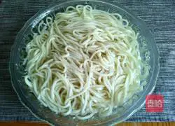 Illustration of how to make noodles with scallion oil 8