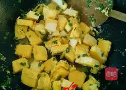 Illustration of how to make golden fried steamed buns 4