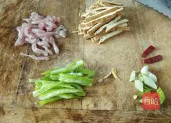 Illustration of how to make noodles with shredded pork and dried green pepper 2