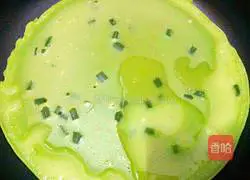 Illustration of how to make celery leaf egg cake 7