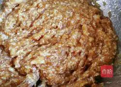 Illustration of how to make pepper, chive and scallion meatloaf 4