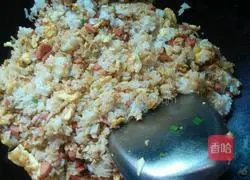 Illustration of how to make egg and ham fried rice 6