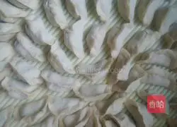 Illustration of how to make celery and pork dumplings 12