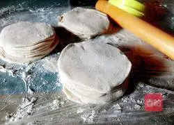 Illustration of how to roll dumpling wrappers 9