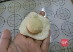 Illustration of how to make dregs of sesame cakes 5