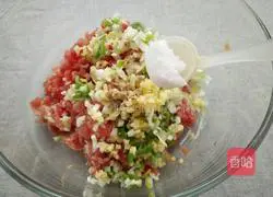 Illustration of how to make mutton and carrot dumpling stuffing 5