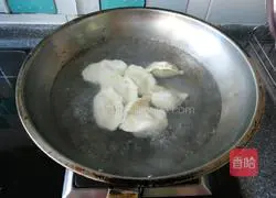 Illustration of how to make celery stuffed dumplings 15